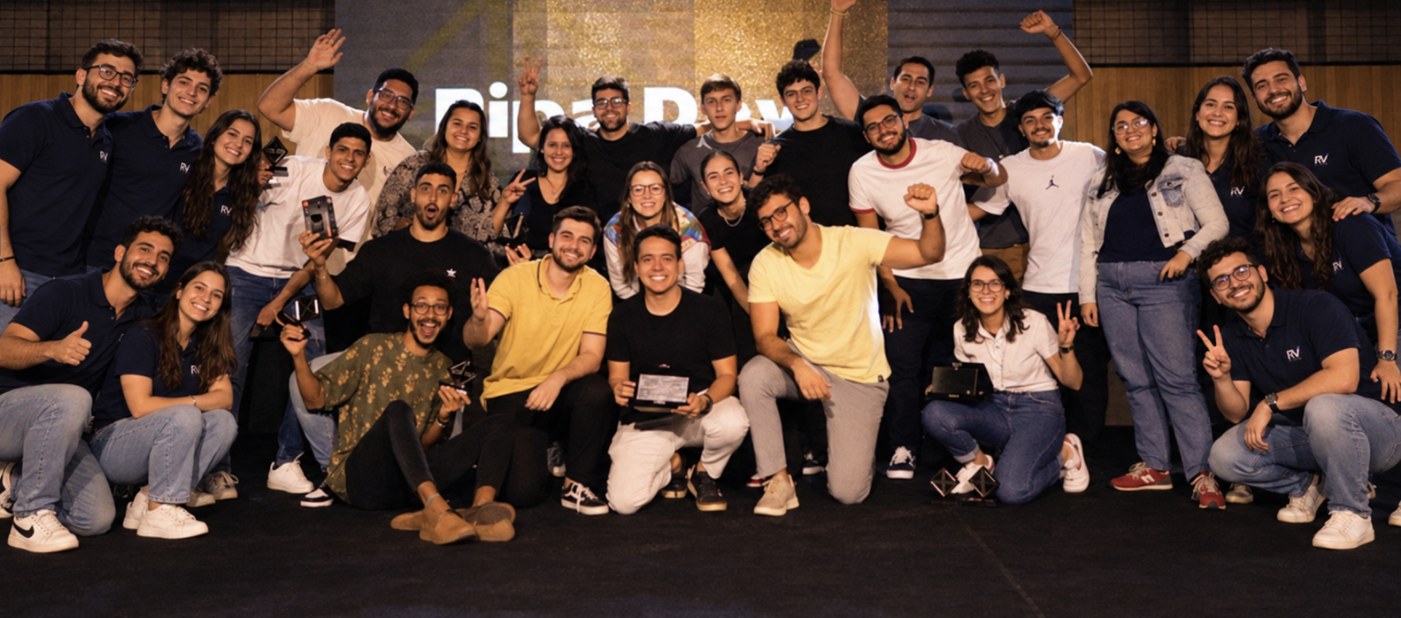 Equipe da Revenue reunida